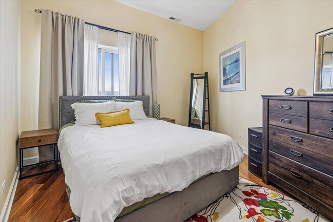 Building Photo - 3741 N Wolcott Ave