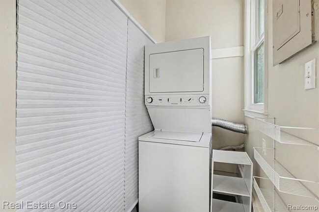 Building Photo - 421 W Kalama Ave