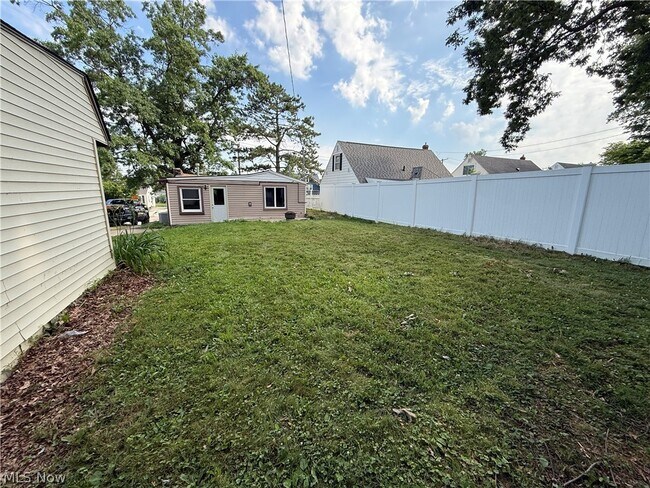 Building Photo - 1818 Schiller Ave