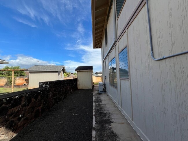 Building Photo - Spacious 5br/2.5ba House w/enclosed yard &...