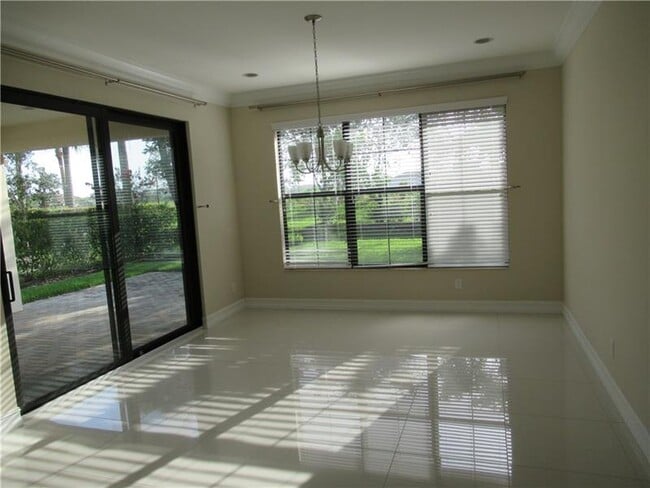 Building Photo - 8935 Watercrest Cir W