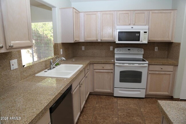 Building Photo - 2228 E Aire Libre Ave