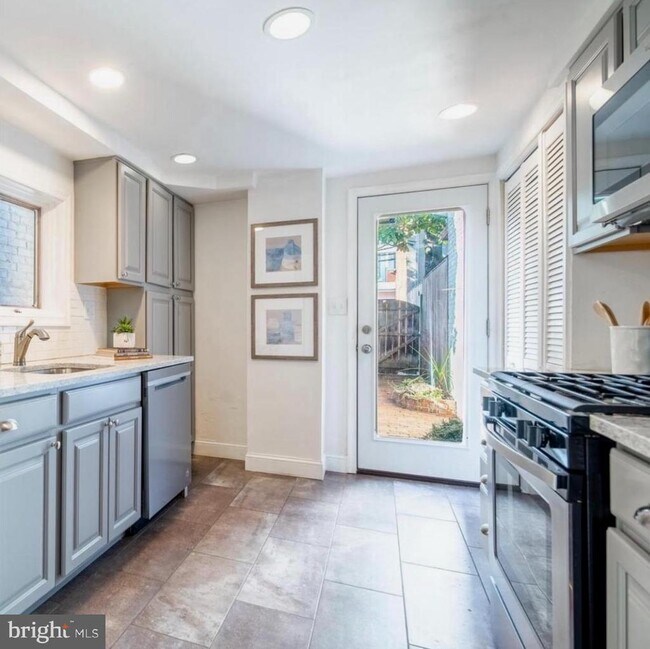 Building Photo - 211 3rd St SE