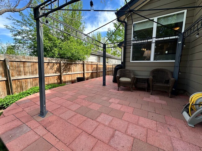 Building Photo - MOVE-IN SPECIAL - One Month Off! 3 Bedroom...