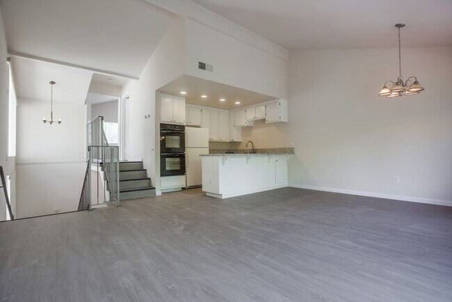 Building Photo - 243-243 N Granados Ave