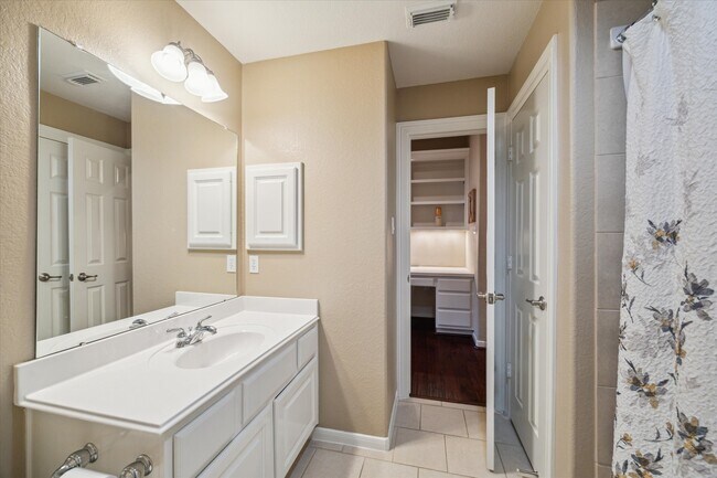 Building Photo - 18063 Crescent Royale Way