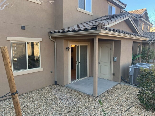 Building Photo - Beautiful Fossil Hills Townhome.