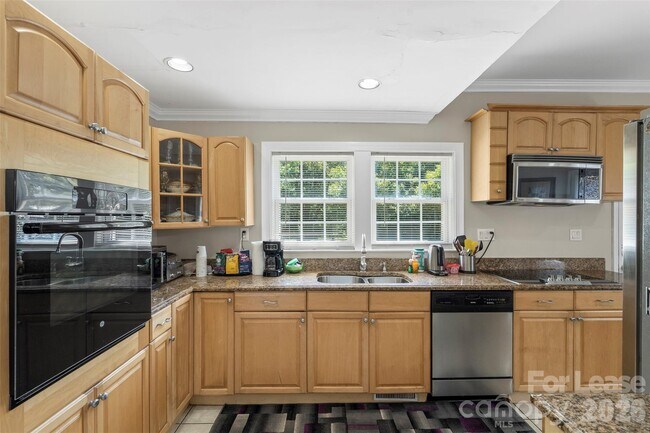 Building Photo - 703 S Summit Ave