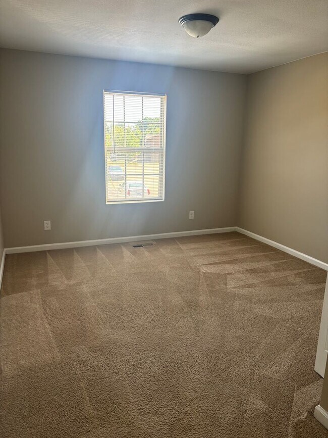 Building Photo - Townhome for rent near post!