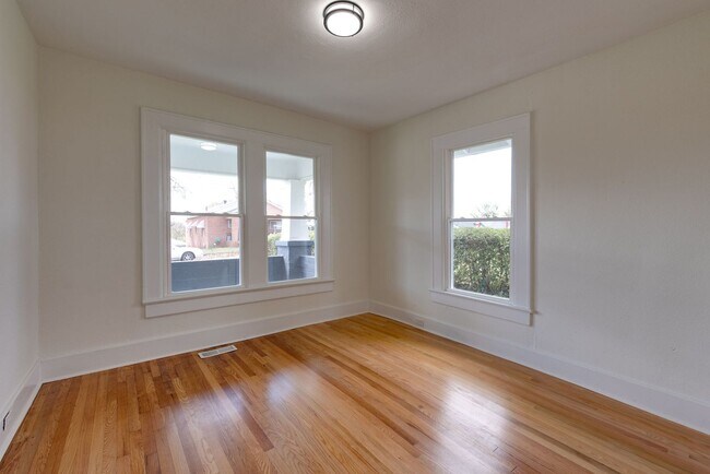 Building Photo - Newly renovated 2bed/1bath