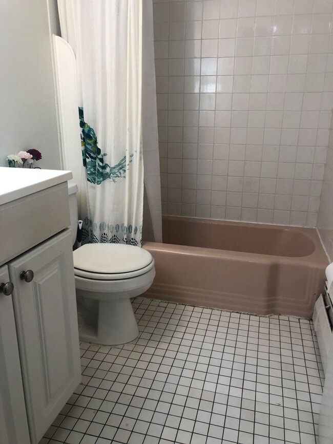 Building Photo - Amazing 2 bed in Allston 5 min away from Brookline... BROKER FEE PAID BY LANDLORD