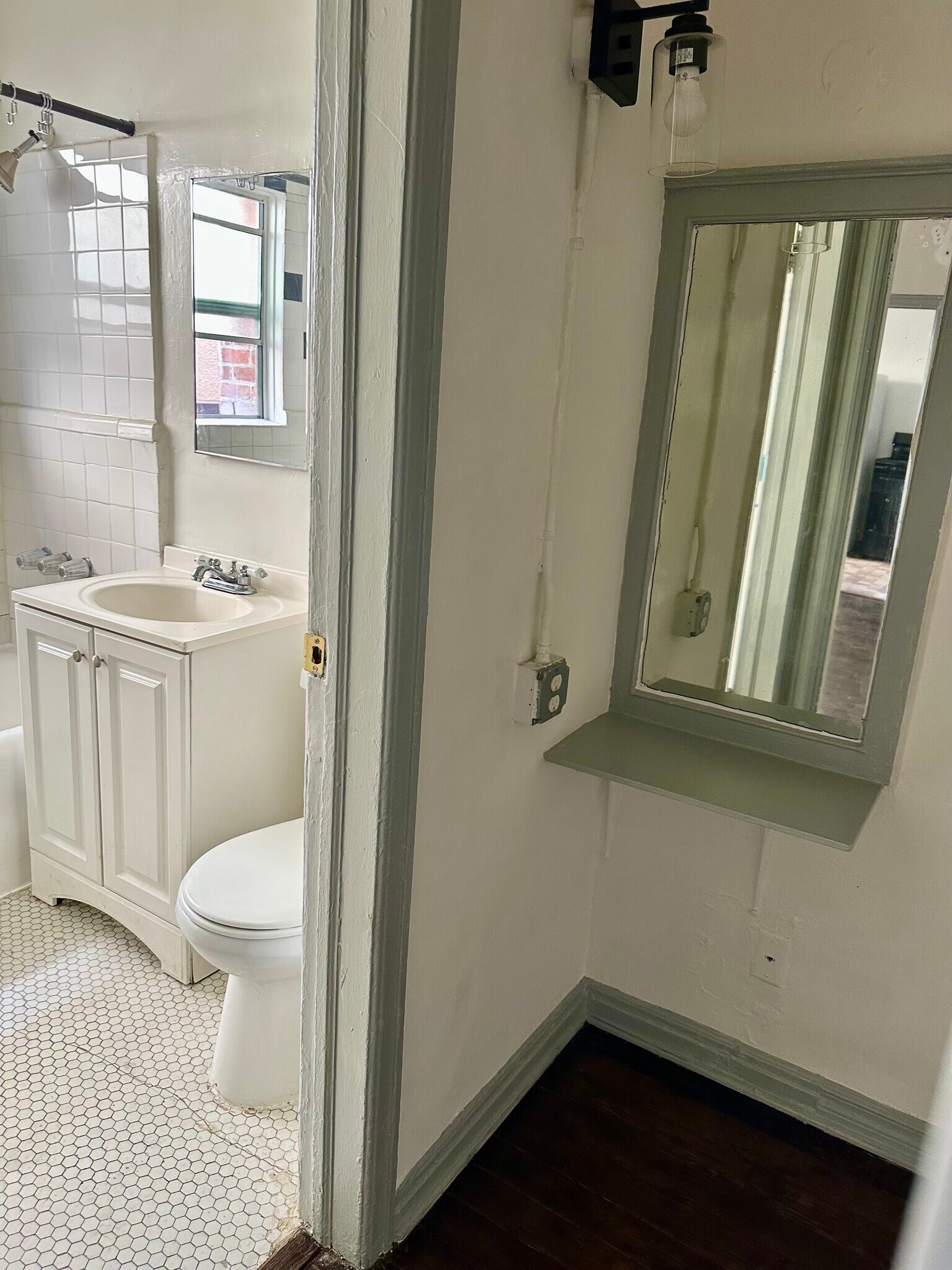 vanity area - 545 S Hobart Blvd