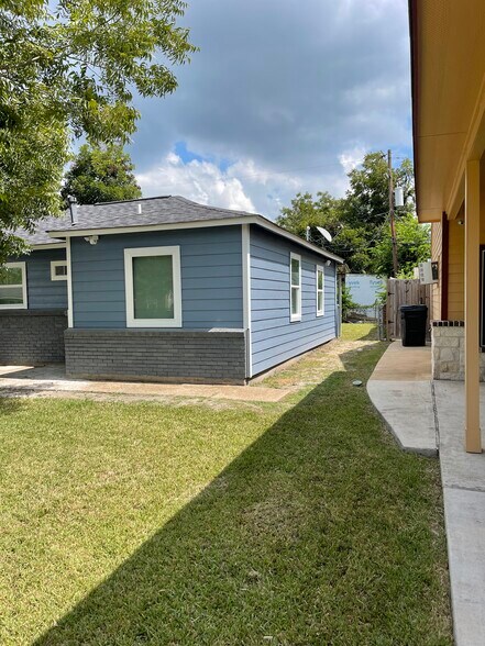 Building Photo - 9505 Sierra Dr