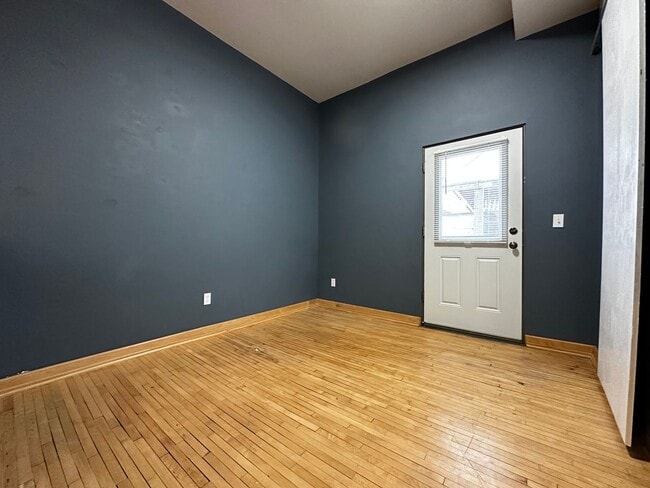 Building Photo - 123 N Broadway