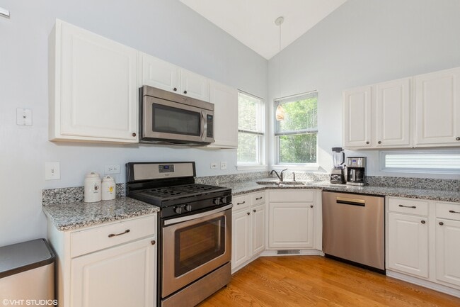 Building Photo - 724 Wildflower Cir