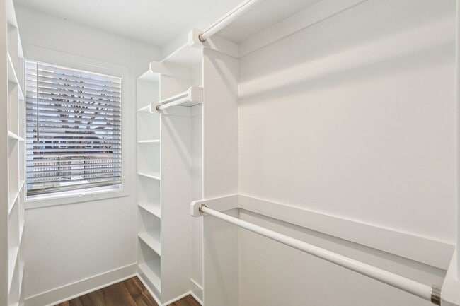 Building Photo - Main St Townhomes