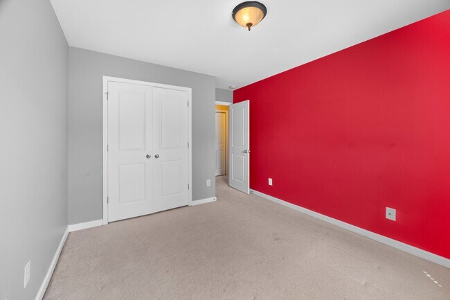 Building Photo - 1094 N Village Dr