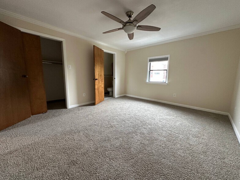 Building Photo - 738 Rossmore Ave