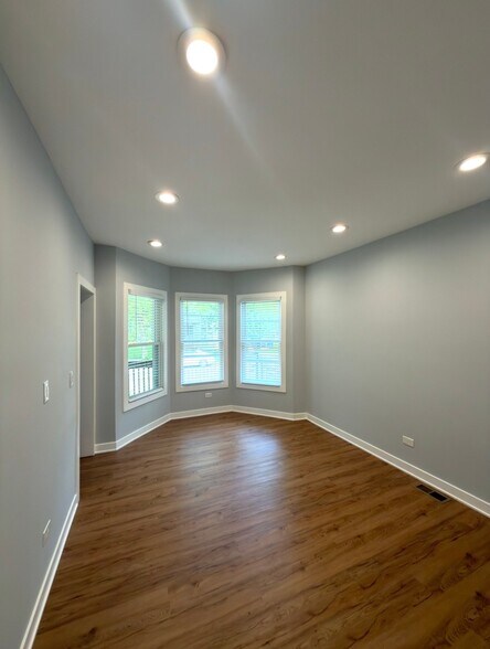 Building Photo - 5738 S Paulina St