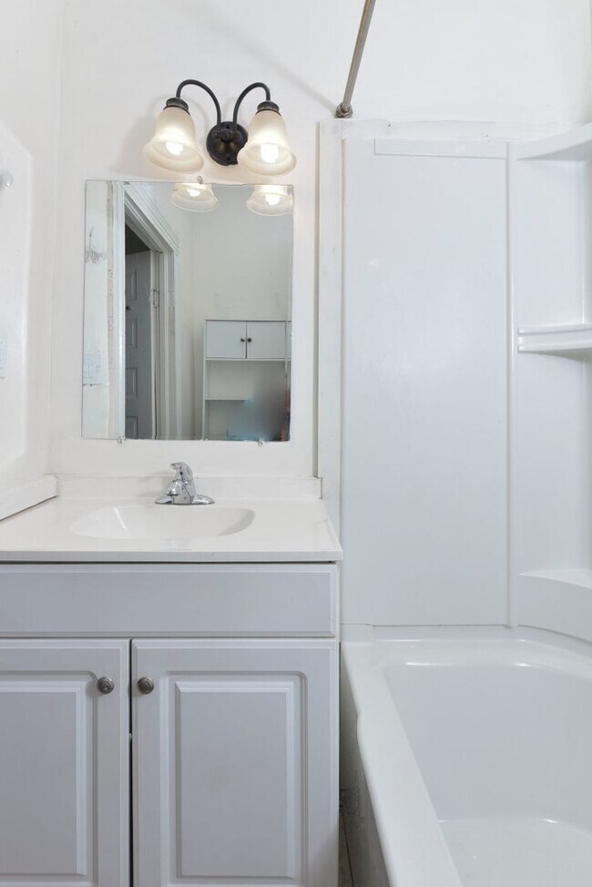 Building Photo - Charming 2 bedroom 1 bath home in Elmwood ...
