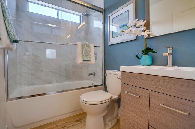 Building Photo - Spacious -2bd/1ba -$2,050.00 - LBC - Parki...