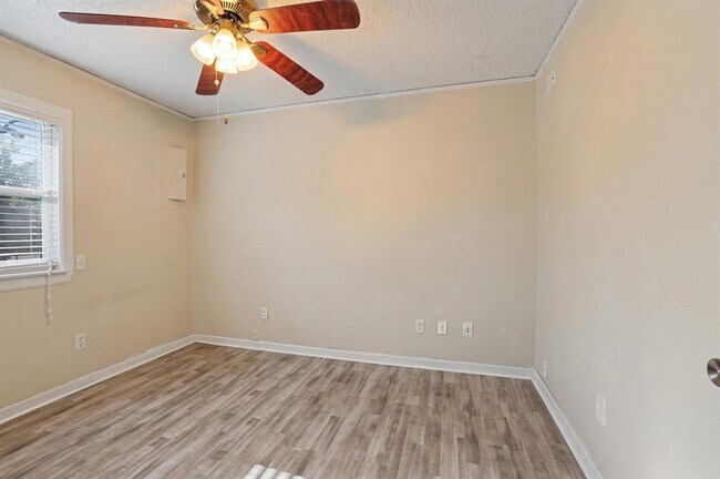 Building Photo - 207 E Juniper Ln