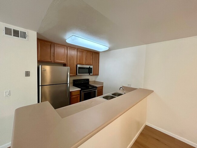 Building Photo - 2 Bed 2 Bath with Remodeled Bathrooms! Wat...