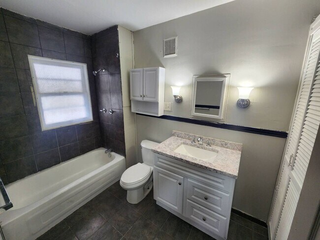 Building Photo - Charming 3-Bedroom Property in Prime Location (Section 8 Vouchers Accepted)