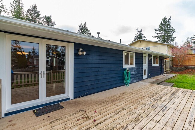 Building Photo - Beautifully Updated 3-Bedroom Home with Large Fenced Yard