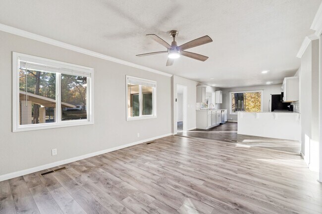 Building Photo - Gorgeous 5 bedroom, 2.5 bath House on a .8...