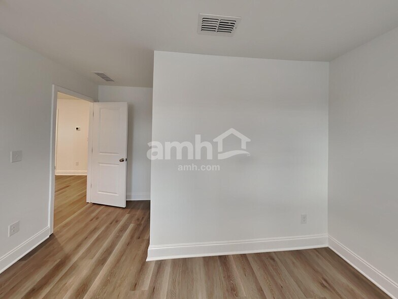 Building Photo - 115 Broadmoor Dr