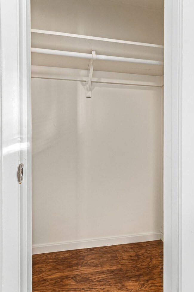 Building Photo - 1 Bed | 1 Bath -  Courtyard Style Unit