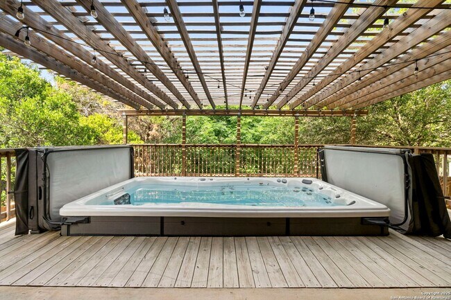 Building Photo - Charming Home Awaits: Spacious & Modern Li...