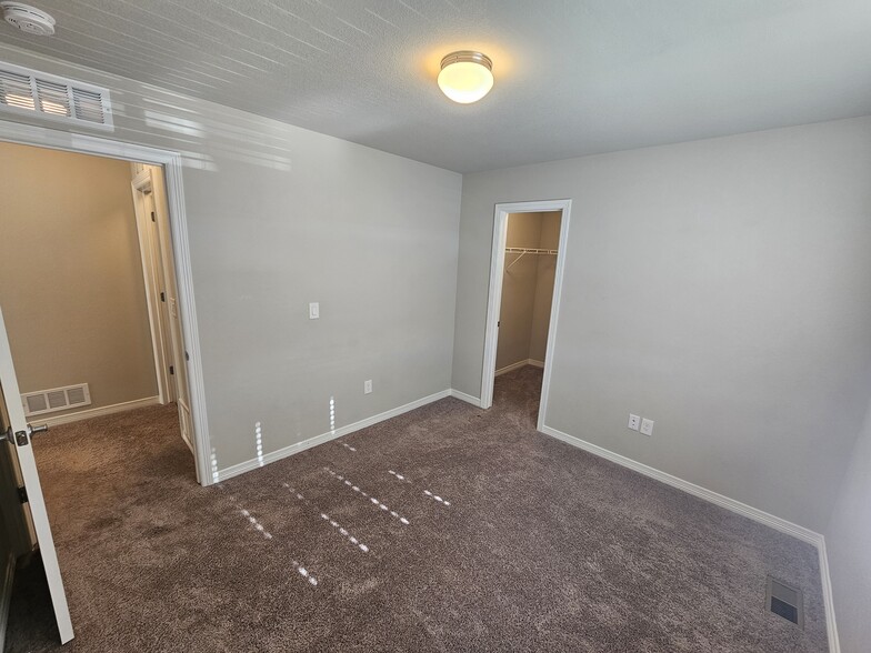 Building Photo - 9996 Castor Dr