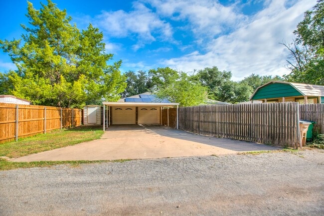 Building Photo - 2713 Canyon Creek Dr