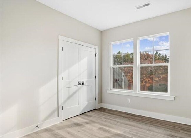 Building Photo - End-Unit Townhome w/3BR + 2-Car Garage + Balcony