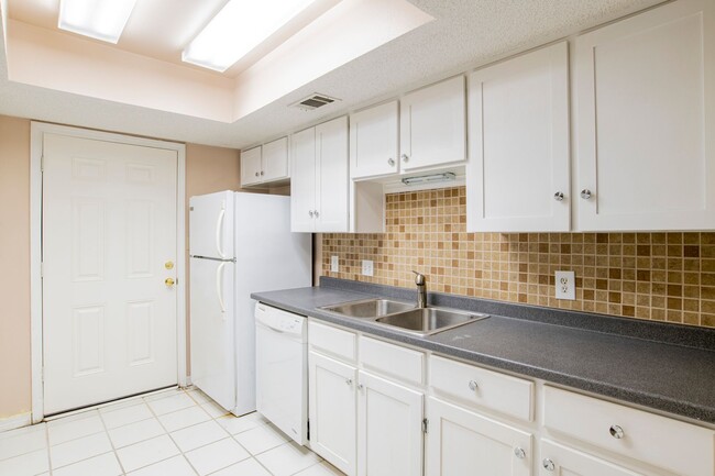 Building Photo - Great Townhouse in Central Pensacola