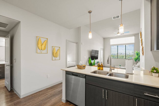 Building Photo - 711 W Broadway Rd