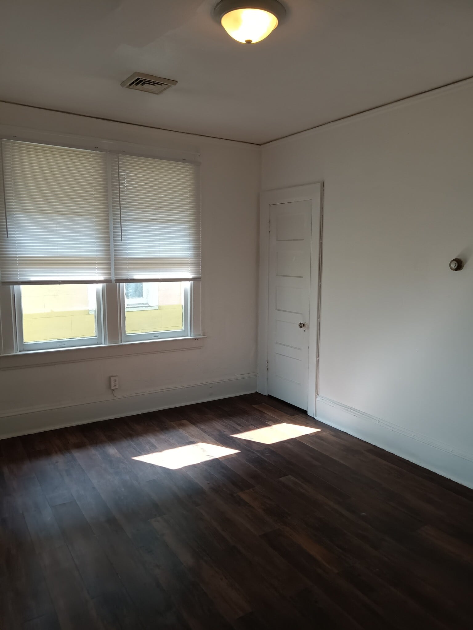 Building Photo - 1552 Lewis St