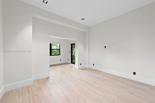 Building Photo - 461 Poinciana Dr