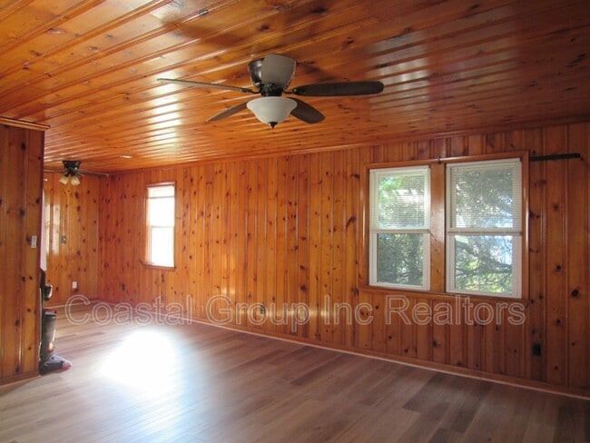 Building Photo - 3521 Bayside Ave