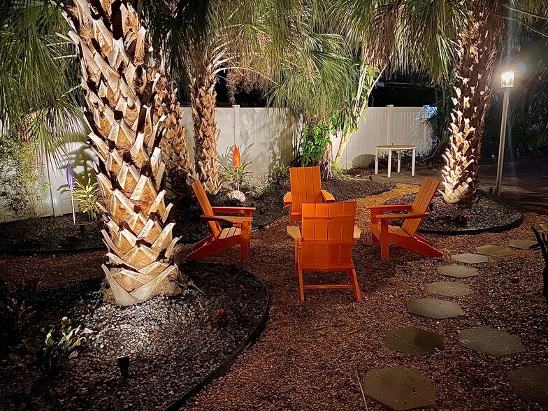 shared backyard area - 1527 1/2 Beach Dr SE
