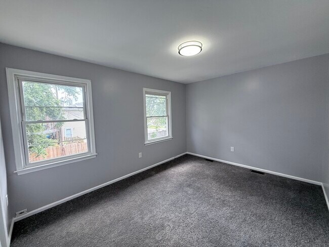 Building Photo - 502 S Logan Ave