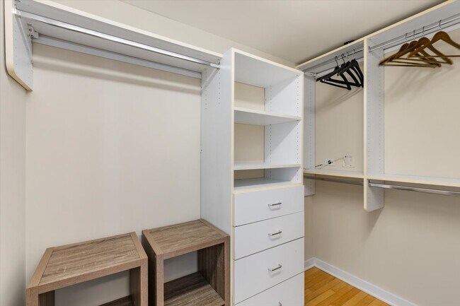 Building Photo - 57 E Delaware Pl