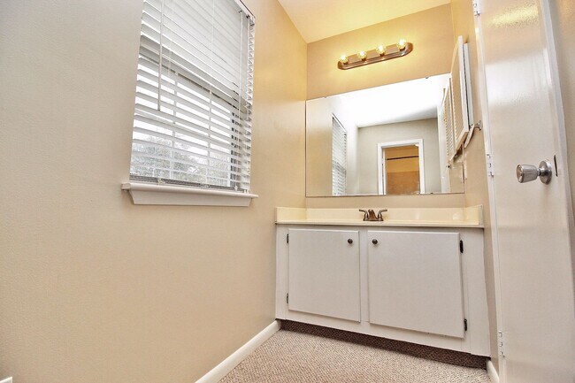 Building Photo - Newly Renovated SouthPark Townhome for Imm...