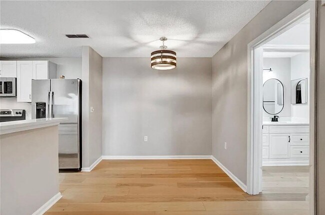 Building Photo - Get $500 OFF Luxury Renovated 1BR!!! — Move in by 01/07