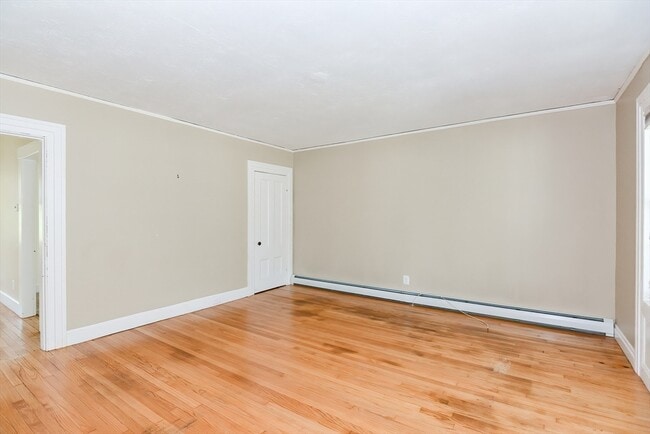 Building Photo - 118 Main St