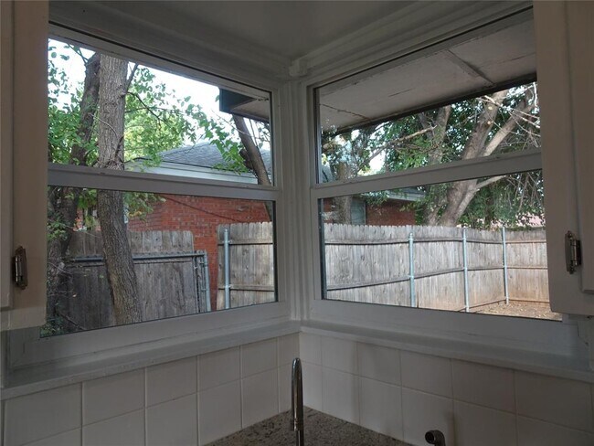 Building Photo - 2305 Maple Dr