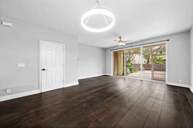 Building Photo - 9663 Lago Dr