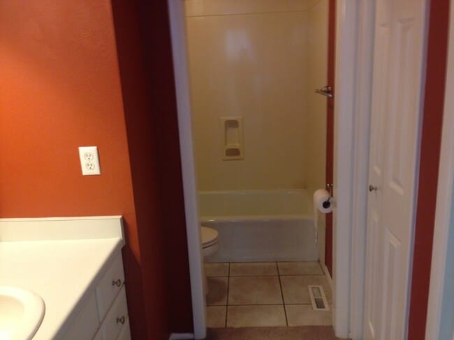Building Photo - Holladay T/Home in Beautiful Garden Setting